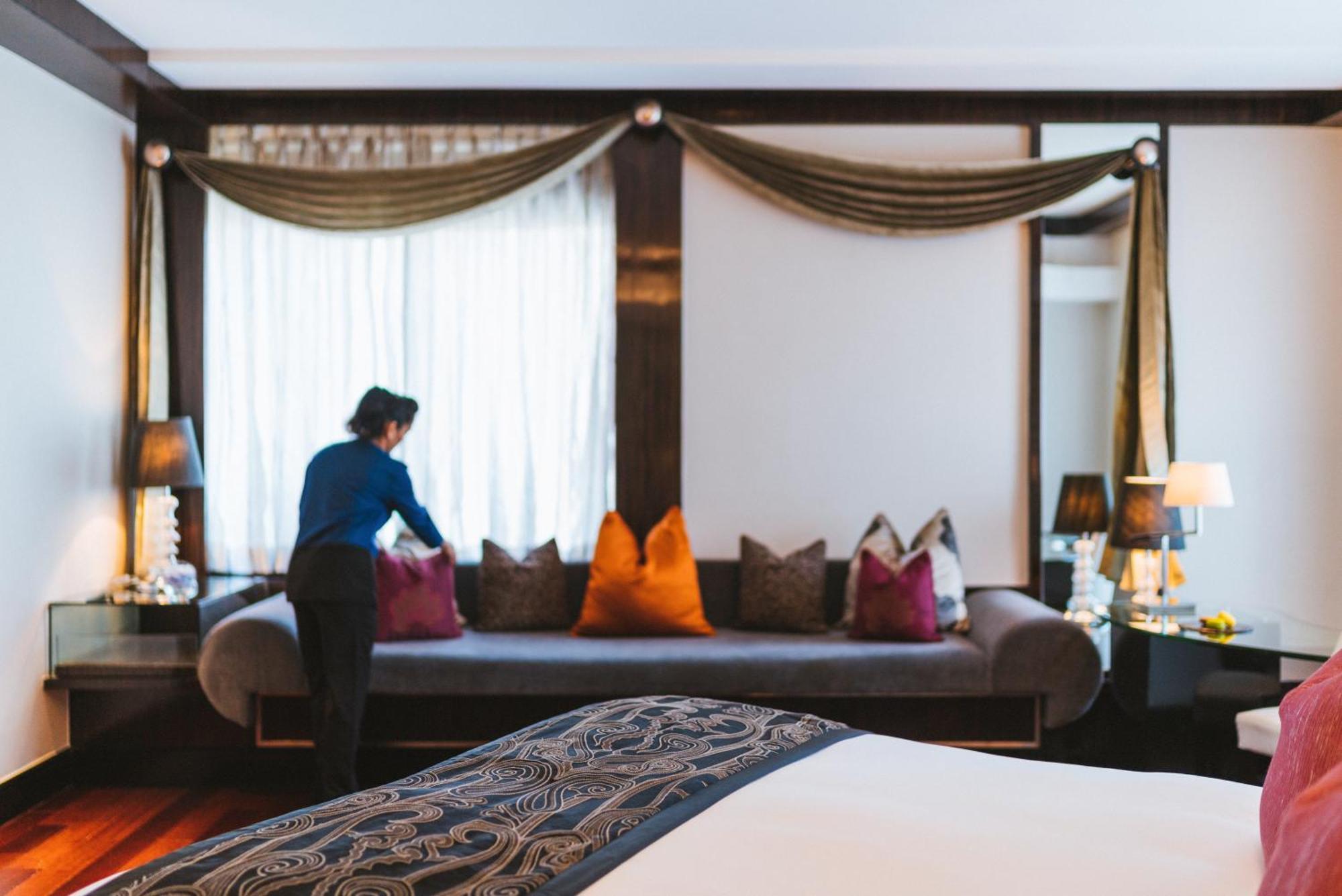 Sofitel Mumbai Bkc Hotel Екстериор снимка A hotel housekeeper making a bed