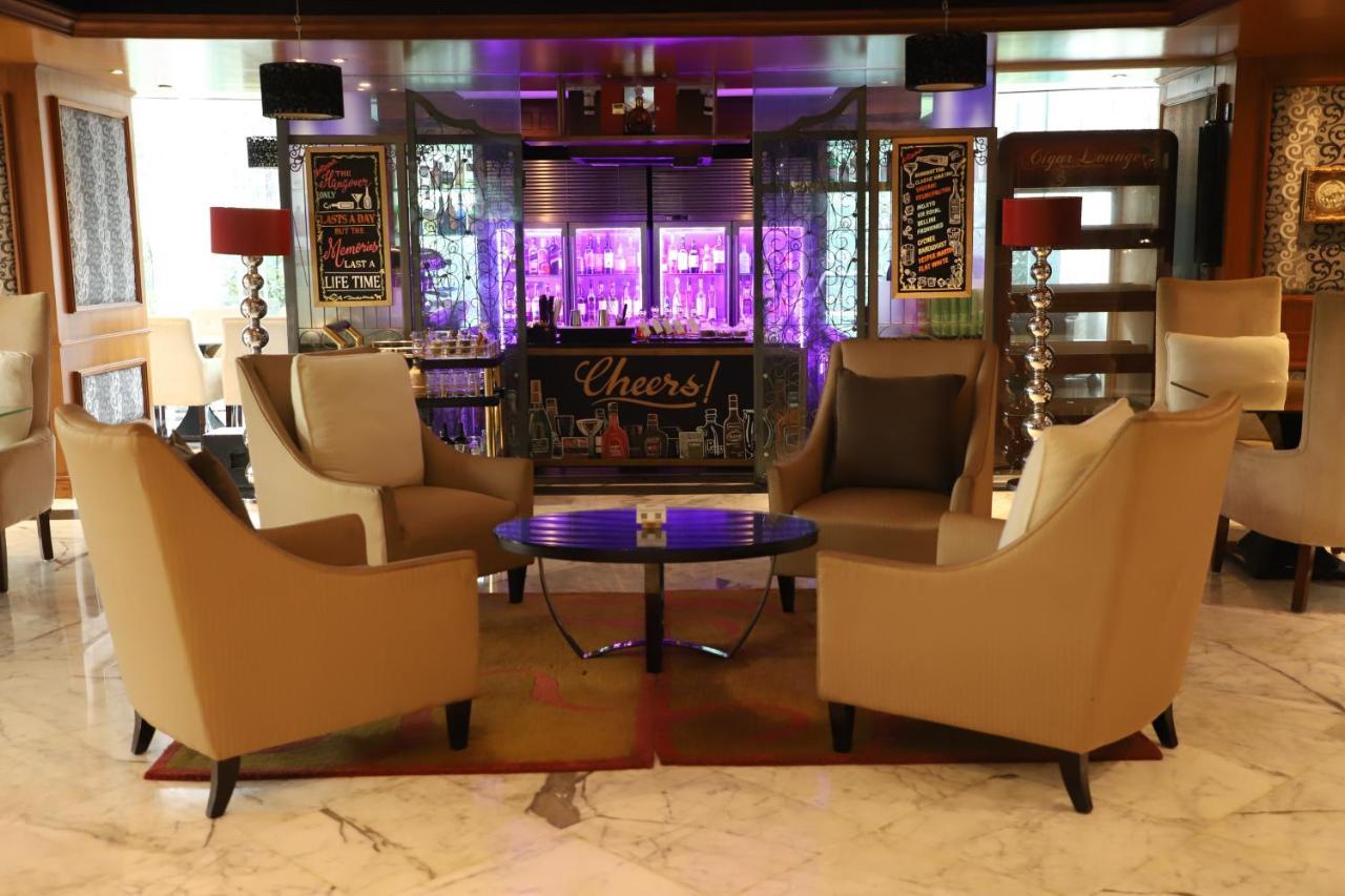 Sofitel Mumbai Bkc Hotel Екстериор снимка The lounge at the airport