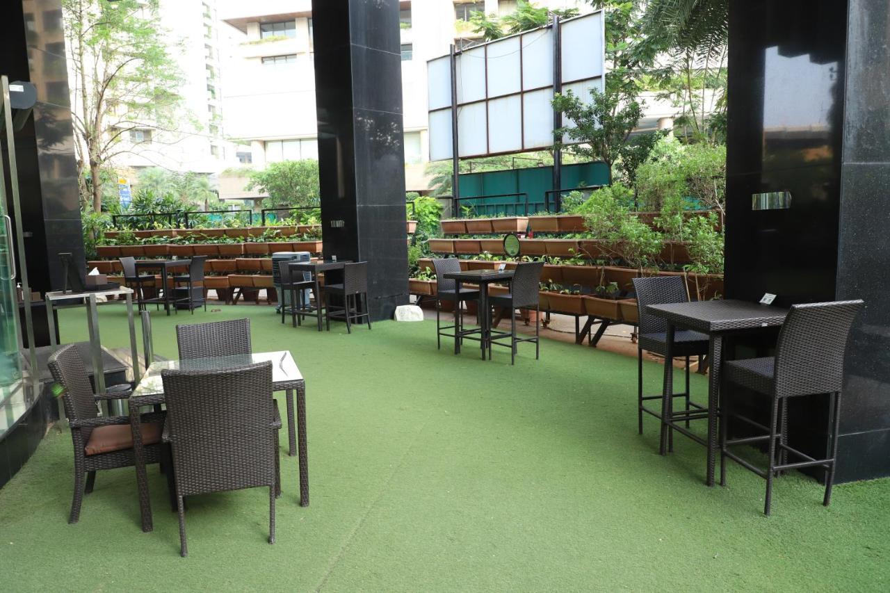 Sofitel Mumbai Bkc Hotel Екстериор снимка Artificial grass in a restaurant