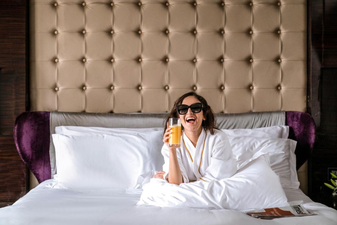 Sofitel Mumbai Bkc Hotel Екстериор снимка A woman wearing a bathrobe