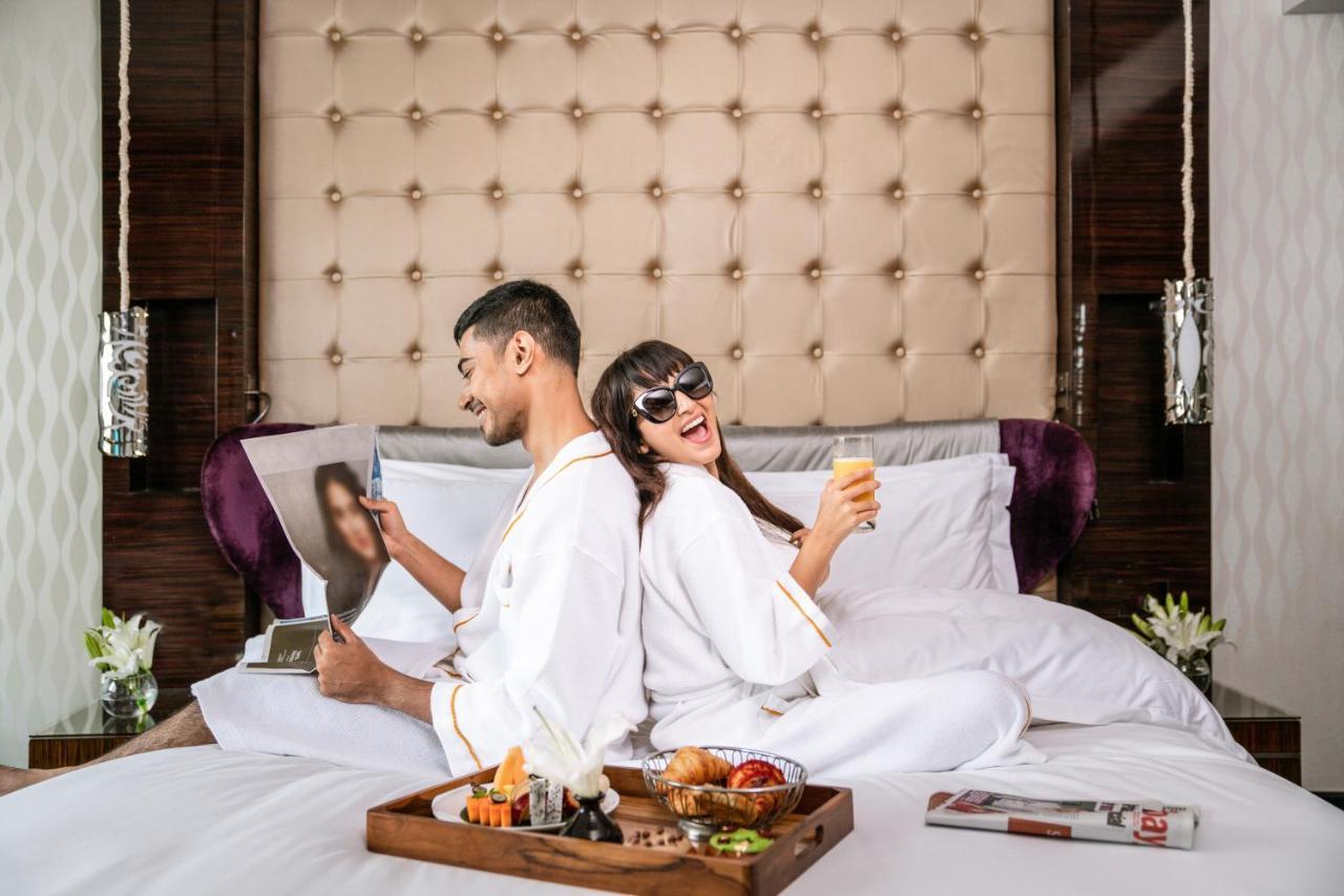 Sofitel Mumbai Bkc Hotel Екстериор снимка A couple enjoying the room service at the Park