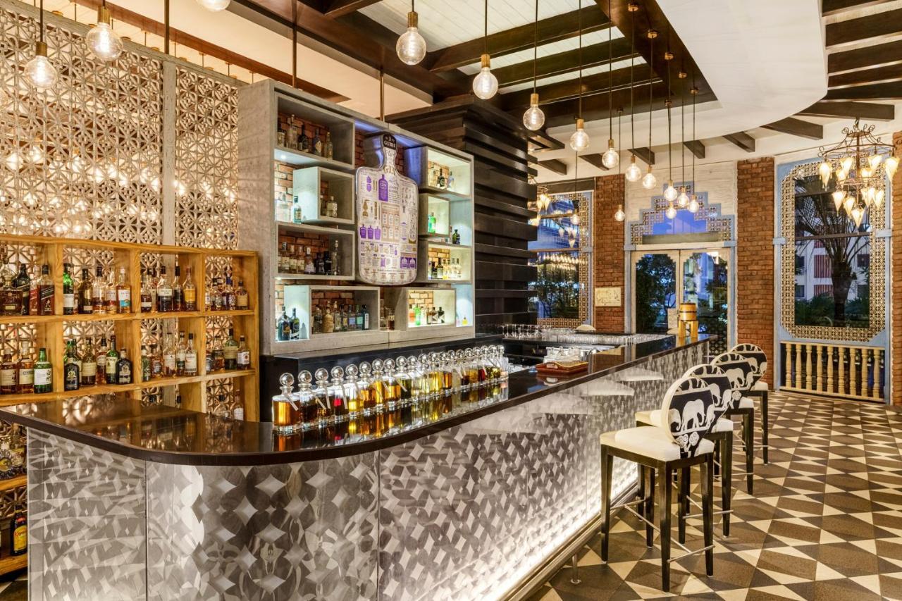 Sofitel Mumbai Bkc Hotel Екстериор снимка The bar at the hotel