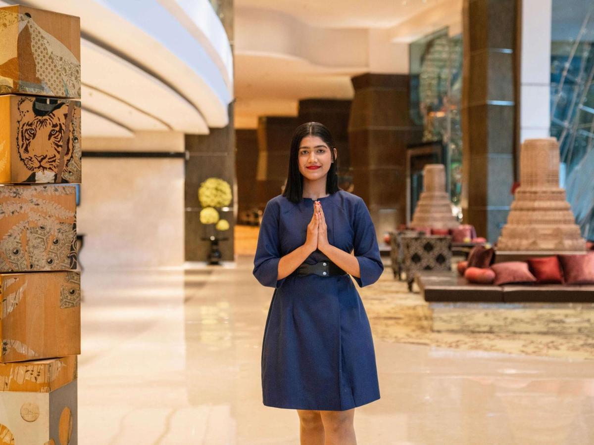 Sofitel Mumbai Bkc Hotel Екстериор снимка A Thai woman greeting with the wai