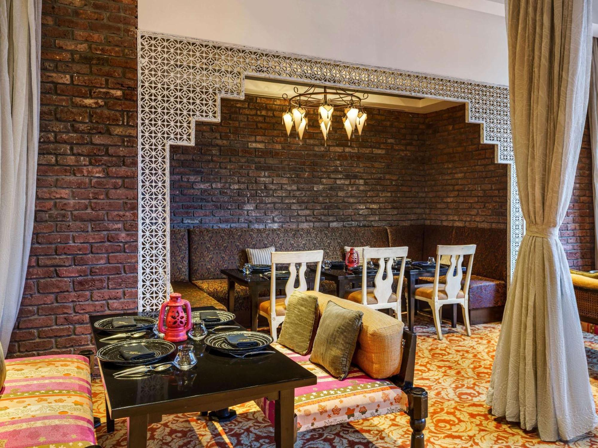 Sofitel Mumbai Bkc Hotel Екстериор снимка The restaurant