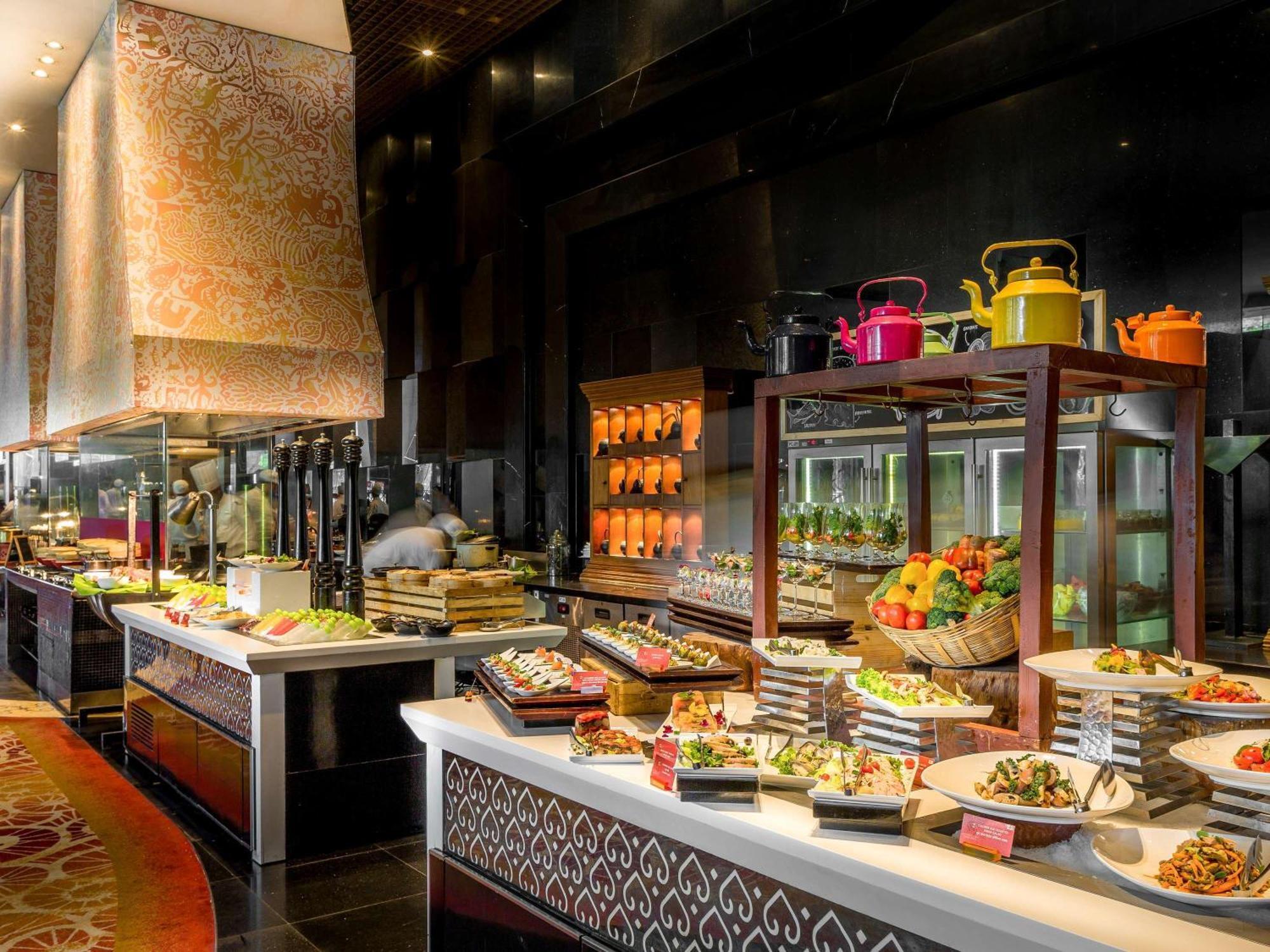 Sofitel Mumbai Bkc Hotel Екстериор снимка The buffet at the restaurant