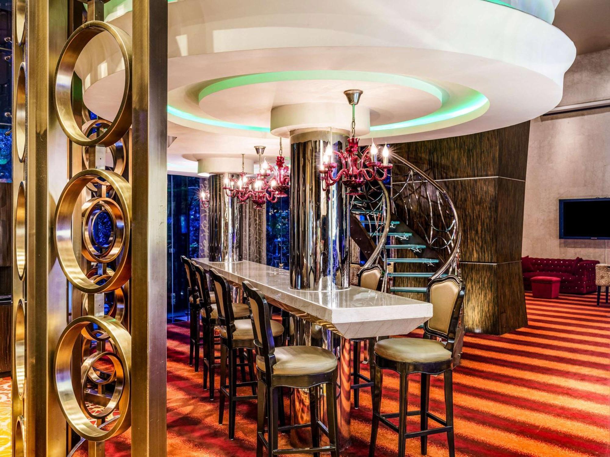 Sofitel Mumbai Bkc Hotel Екстериор снимка The bar at the 39th floor
